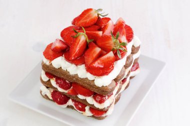 Çilek ve Kremalı Kek. Maskaralı çilekli tiramisu..