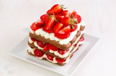 Çilek ve Kremalı Kek. Maskaralı çilekli tiramisu..