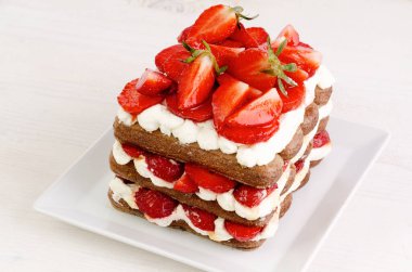 Çilek ve Kremalı Kek. Maskaralı çilekli tiramisu..