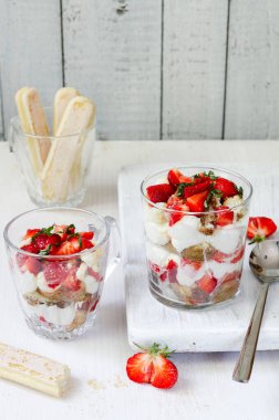 Çilekli Shortcake Parfaits. Kurabiyeli mini kurabiyeler ve krem şantili mascarpone. Çilekli tiramisu bardakları.