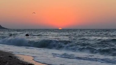 Karadeniz 'in Üzerinde Gün Doğumu. seyahat ve tatil kavramı.