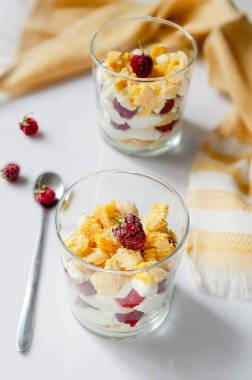 Beyaz ahududu Eton Mess. Bardaktaki Meyveli Çörek.