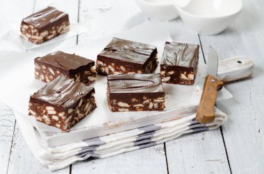 Çikolatalı bisküvili, çikolatalı bisküvili, çikolatalı kek. Hızlı ve kolay bir çikolatalı kirpi dilimi ezilmiş bisküvi, ceviz, hindistan cevizi, konsantre süt ve erimiş çikolatadan yapılır..