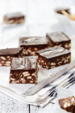 Çikolatalı bisküvili, çikolatalı bisküvili, çikolatalı kek. Hızlı ve kolay bir çikolatalı kirpi dilimi ezilmiş bisküvi, ceviz, hindistan cevizi, konsantre süt ve erimiş çikolatadan yapılır..