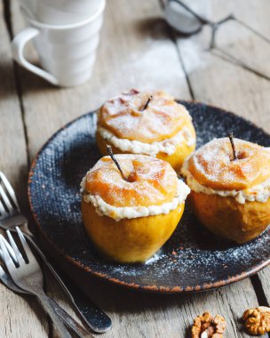 Kahverengi şeker, ceviz ve yumuşak süzme peynirden oluşan tatlı ve lezzetli bir karışım ile doldurulmuş fırınlanmış elmalar hızlı, sağlıklı ve lezzetli bir sonbahar ya da kış tatlısıdır..