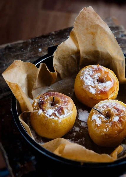 用红糖 山核桃和嫩奶酪混合而成的甜而美味的烤苹果 是一种快速 美味的秋季或冬季甜点 — 图库照片