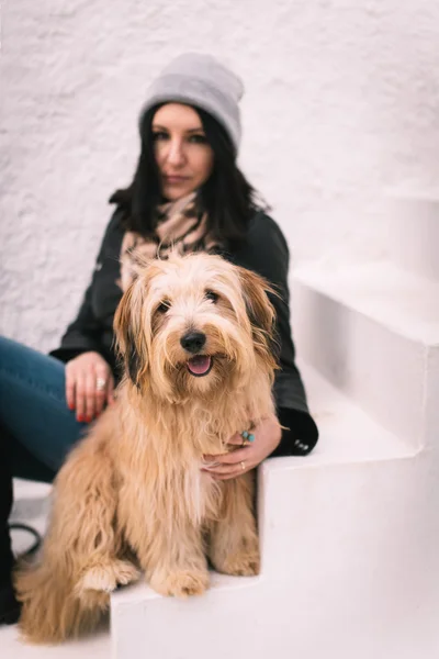 Kobieta i jej pies — Zdjęcie stockowe
