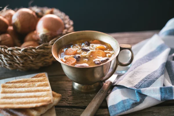 Czerwony nerek fasoli zupa z marchwi i jęczmienia — Zdjęcie stockowe
