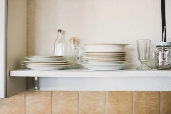 Estanterías abiertas en la cocina — Foto de Stock