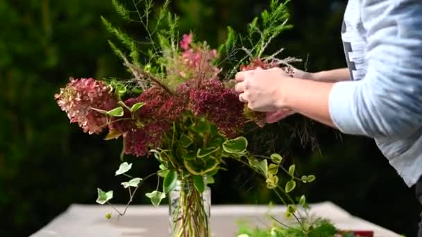 Bloemist Het Maken Van Mooie Boeket Van Bloemen — Stockvideo