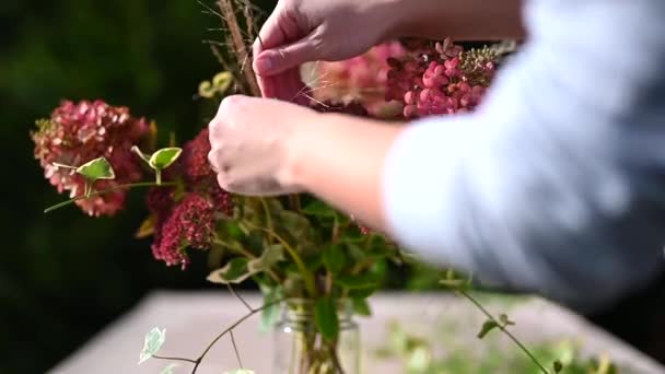 Floristin Macht Schönen Strauß Aus Blumen — Stockvideo
