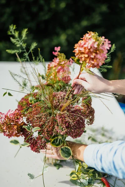 Bloemist Het Maken Van Mooie Boeket Van Bloemen — Stockfoto