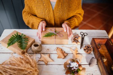 Noel hediyesini paketlemek ve süslemek