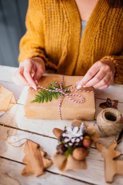 Noel hediyesini paketlemek ve süslemek