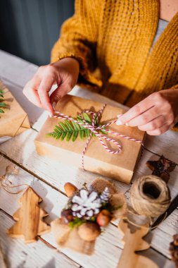 Noel hediyesini paketlemek ve süslemek