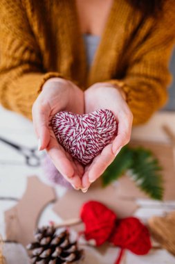 Kartondan yapılmış Yünlü Kalp