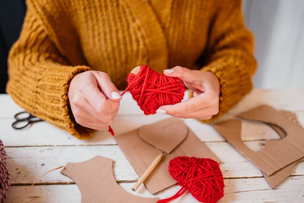 Jantung Woollen Dari Terbuat Dari Kardus — Stok Foto