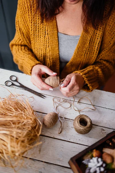 Mujer Creando Huevo Pascua Decorativo Con Cuerda — Foto de Stock