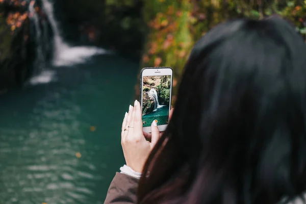 Mulher Tirando Foto Vídeo Uma Cachoeira Com Seu Smartphone — Fotografia de Stock