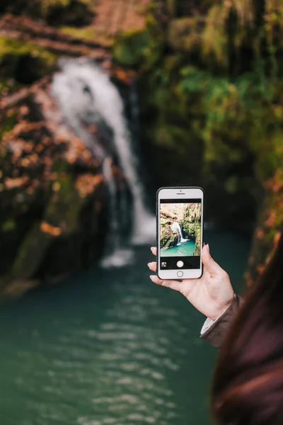 Vrouw Maakt Foto Van Een Waterval Met Haar Smartphone — Stockfoto