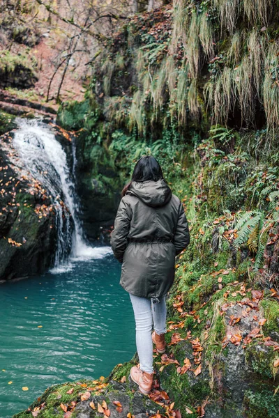 Meisje Een Jasje Bij Waterval Herfst Winter Europa Vrouw Genieten — Stockfoto