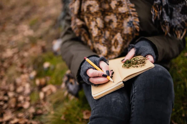 Mulheres Coletando Plantas Escrevendo Suas Ideias Para Pequeno Bloco Notas — Fotografia de Stock