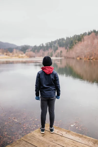 Niño Pie Junto Lago Tiempo Frío — Foto de Stock