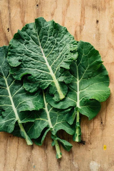 Verse Collard Bladeren Houten Ondergrond — Stockfoto