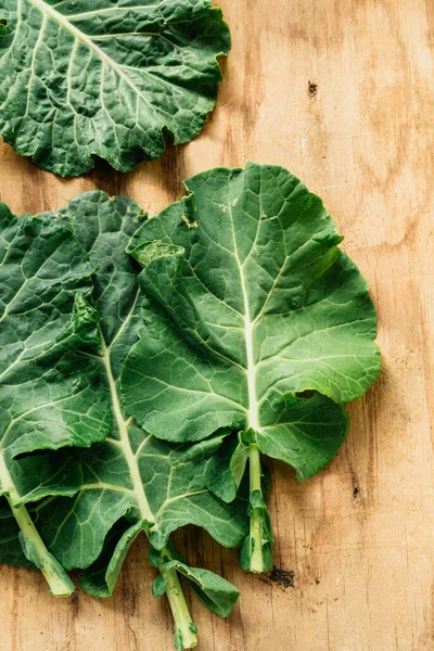 Verse Collard Bladeren Houten Ondergrond — Stockfoto