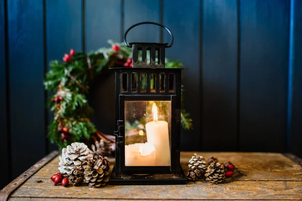 Vintage Lantaarn Met Brandende Kaars Sparren Takken Een Houten Ondergrond — Stockfoto