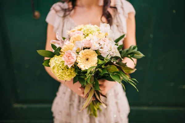 Novia Está Celebrando Ramo Bodas — Foto de Stock