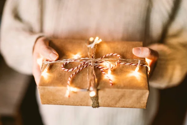 Mulher Segurando Presente Natal Envolto Luzes — Fotografia de Stock