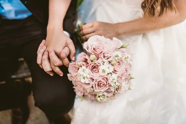Bröllopspar Brud Och Brudgum Hålla Händer — Stockfoto