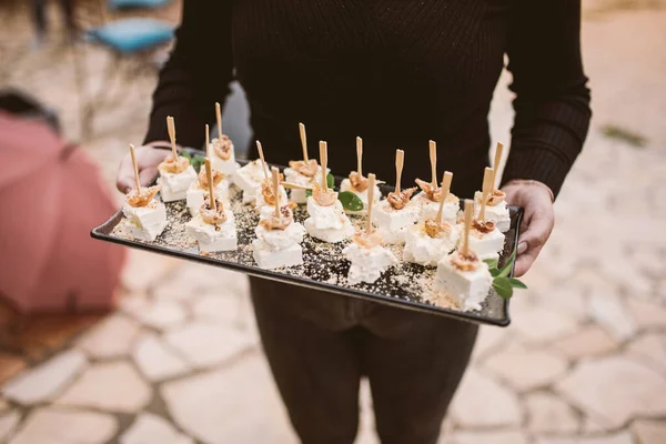 Close Garçom Segurando Prato Com Aperitivo — Fotografia de Stock