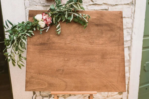 Handgemaakt Houten Blanco Bord Klaar Schrijven Met Eucalyptus Standaard — Stockfoto