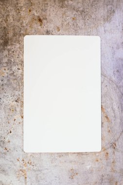 Metal zemin üzerinde bir kağıt parçası 