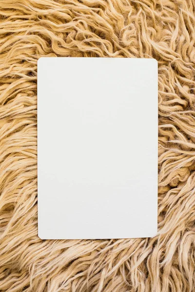 Kawałek Papieru Włochatym Dywanie — Zdjęcie stockowe