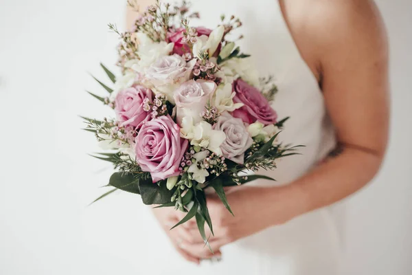 結婚式の花束を保持するウェディングドレスの花嫁 — ストック写真