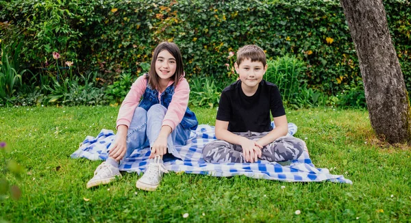 Freunde Junge Und Mädchen Auf Einer Decke Garten — Stockfoto