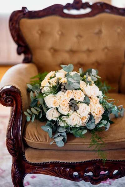 婚礼花束在一把老式扶手椅上 — 图库照片