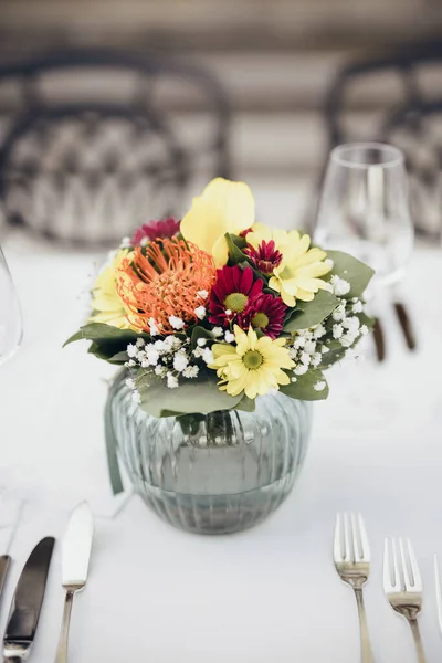 Arranjo Flor Uma Mesa Pronta Para Recepção Casamento — Fotografia de Stock