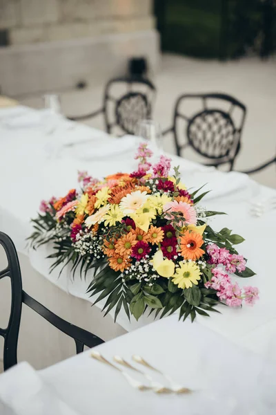 Arreglo Floral Una Mesa Lista Para Recepción Boda — Foto de Stock