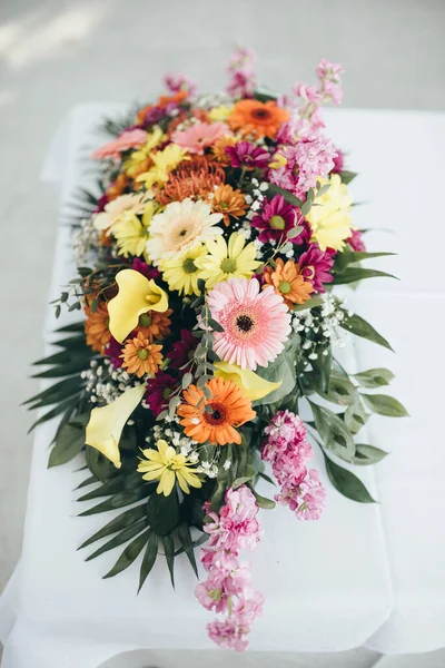 Arranjo Flor Uma Mesa Pronta Para Recepção Casamento — Fotografia de Stock