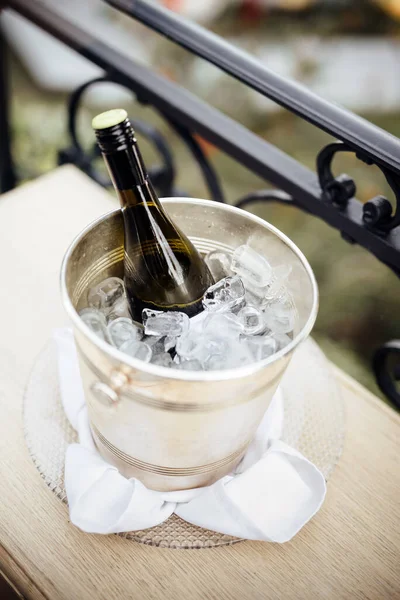 ขวดแชมเปญในถ าแข อนบนโต — ภาพถ่ายสต็อก