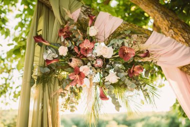 Ağaç dalında düğün buketi