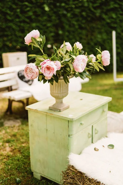 Yaz Zamanı Çiçeklerle Süslenmiş Düğün Süsü Retro Biçimi — Stok fotoğraf