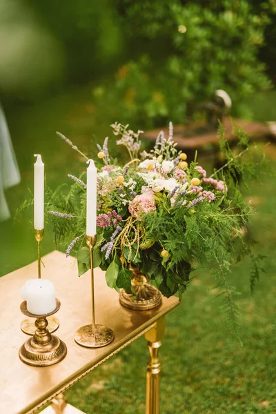 レトロなテーブルの上のウェディング花束 — ストック写真