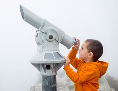 Gökyüzüne bakarak çocuğun