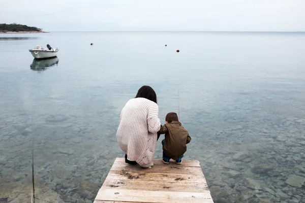 Mother and her son by the sea — Stock Photo, Image