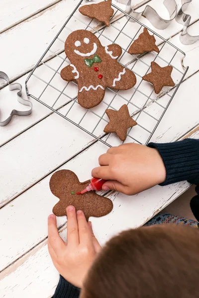 Maken van christmas cookies — Stockfoto